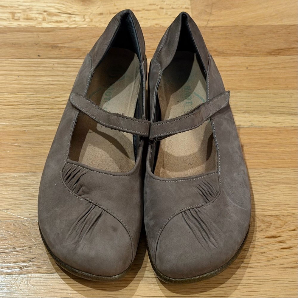 Naot Taramoa Suede Nubuck Shiitake Mary Jane Flats Shoes Women's 10 41